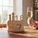 Gutscheingeschenkkartenhalter aus graviertem Holz mit eingesteckten Geburtstagszahlen und Platz für eine Gutscheinkarte.